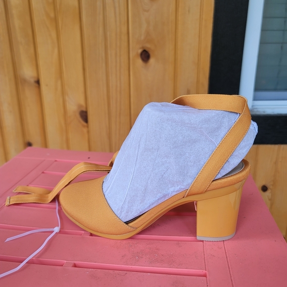 BRAND NEW COVERTIBLE HEEL TO FLAT - Picture 2 of 5